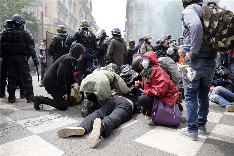 Ξανά στους δρόμους οι Γάλλοι για τα εργασιακά - Media