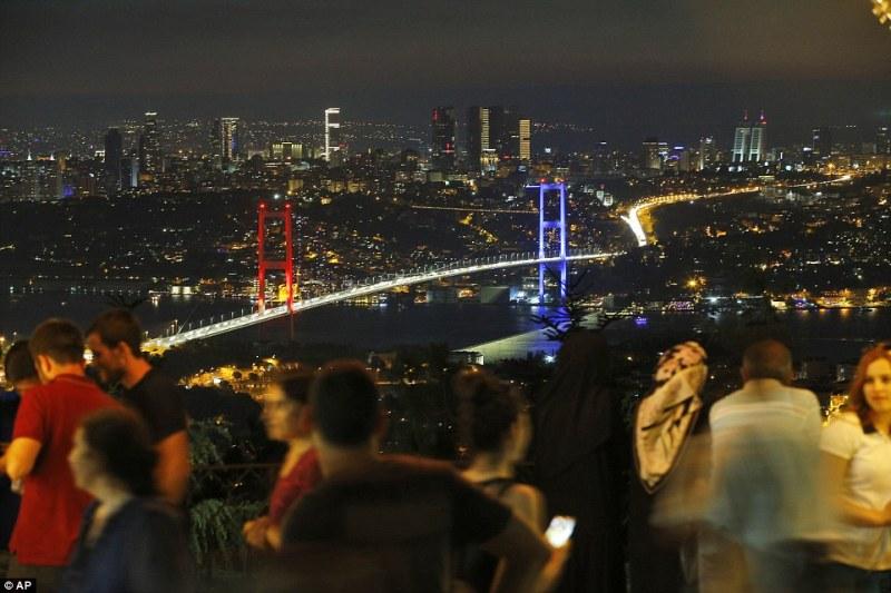 Η γέφυρα του Βοσπόρου φωτίστηκε στα χρώματα της Γαλλίας λίγο πριν το πραξικόπημα (Photo) - Media