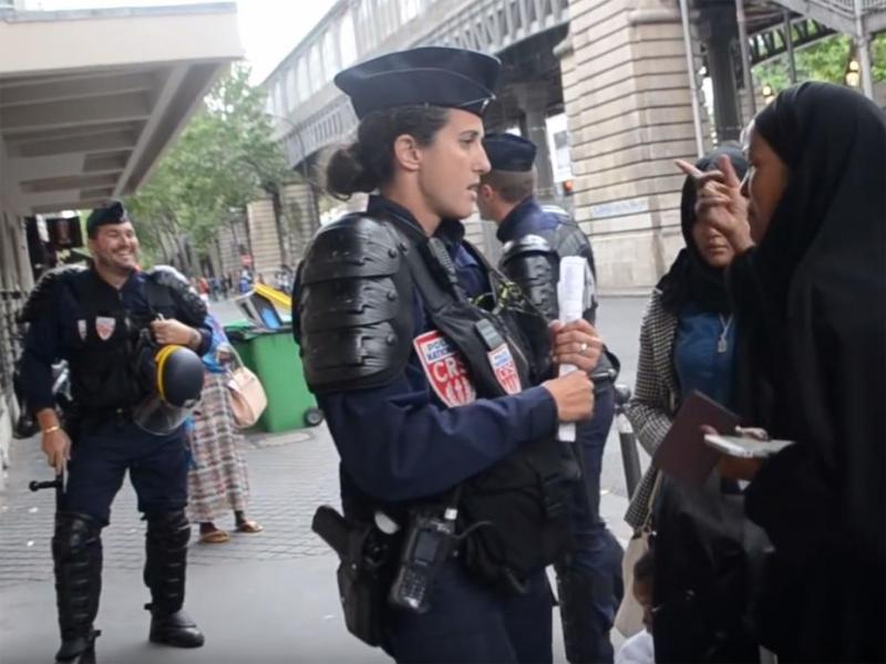 Γάλλος αστυνομικός σπρώχνει και κοροϊδεύει γυναίκα πρόσφυγα λίγο μετά την διάλυση καταυλισμού (Video)  - Media