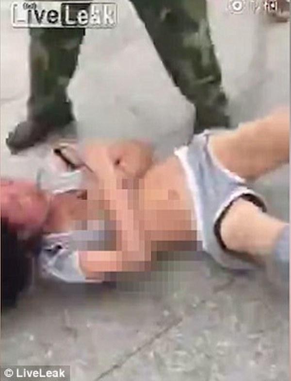 Ξυλοκόπησε δημόσια την ερωμένη του άντρα της (Photos - Video) - Media