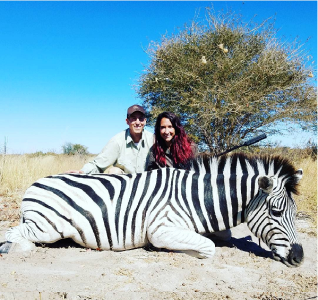 Παίκτης της Ρεάλ Μαδρίτης και η γυναίκα του...πανηγυρίζουν για την ζέβρα που σκότωσαν (Photo)  - Media