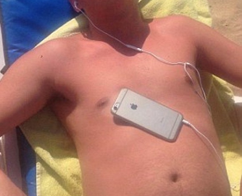 Τι μπορεί να συμβεί όταν η ηλιοθεραπεία πάει στραβά – Μην αφήσετε ποτέ το i-phone στην…κοιλιά σας  - Media