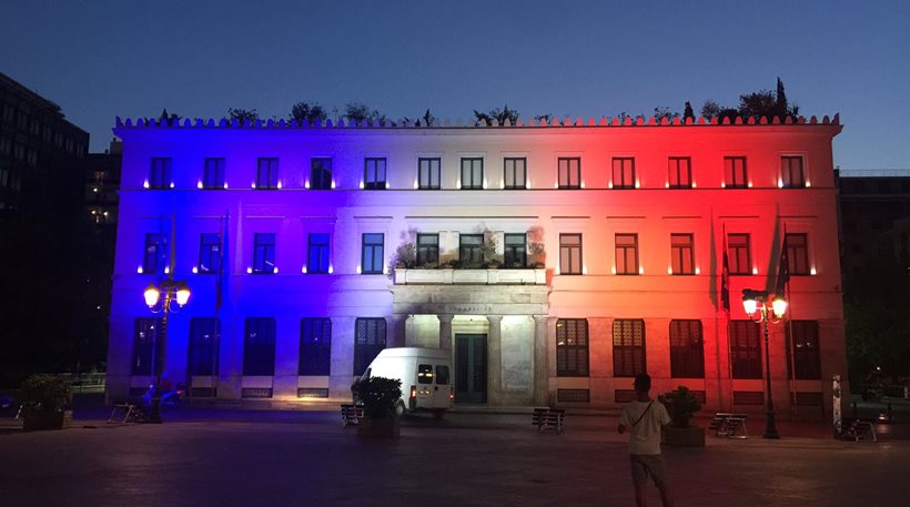 Στα χρώματα της γαλλικής σημαίας το δημαρχείο της Αθήνας (Photo) - Media