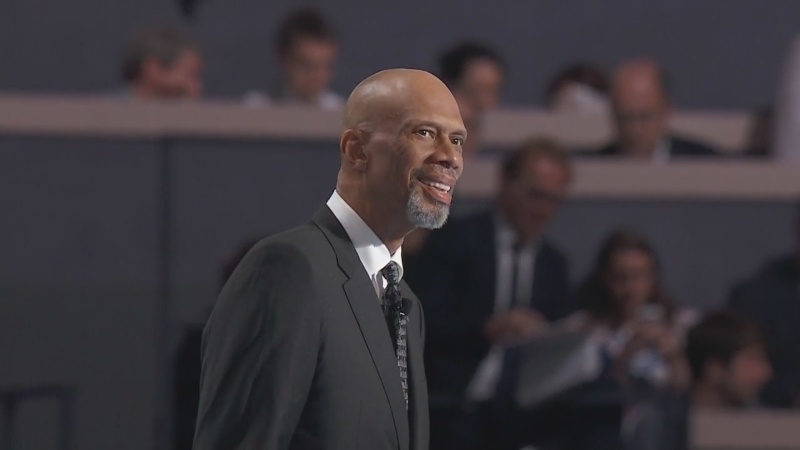 Καρίμ Αμπντούλ Τζαμπάρ: «Είμαι ο Μάικλ Τζόρνταν, ο Τραμπ δεν ξέρει τη διαφορά» (Video) - Media