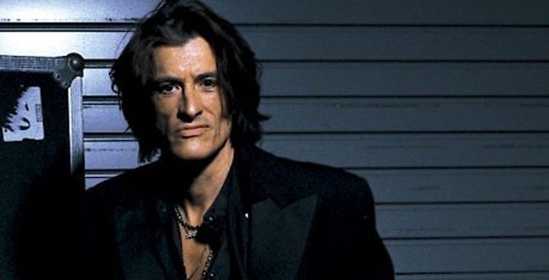 Κατέρρευσε επί σκηνής ο Τζο Πέρι - Media