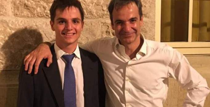 Ένας περήφανος μπαμπάς: Ο Κυριάκος Μητσοτάκης στην αποφοίτηση του γιου του (Photos) - Media