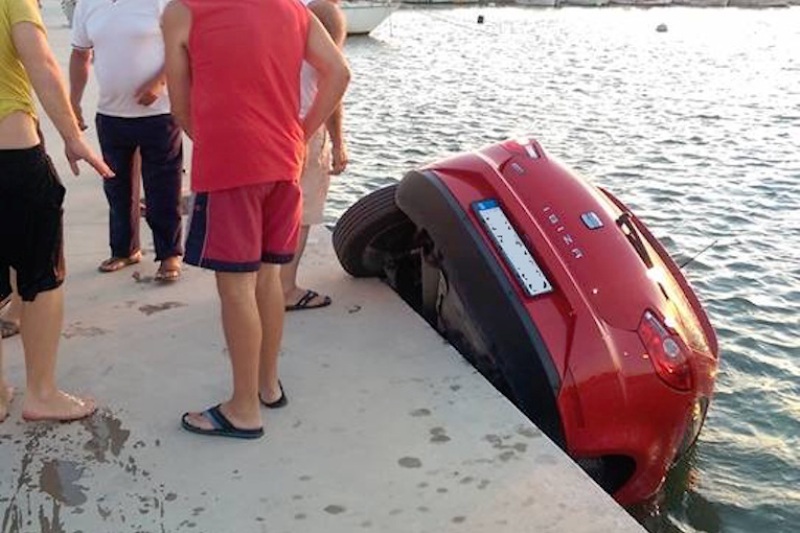 Ηλεία: Περπατούσαν και ξαφνικά είδαν αυτό το αυτοκίνητο να πέφτει στην θάλασσα (Photos)  - Media
