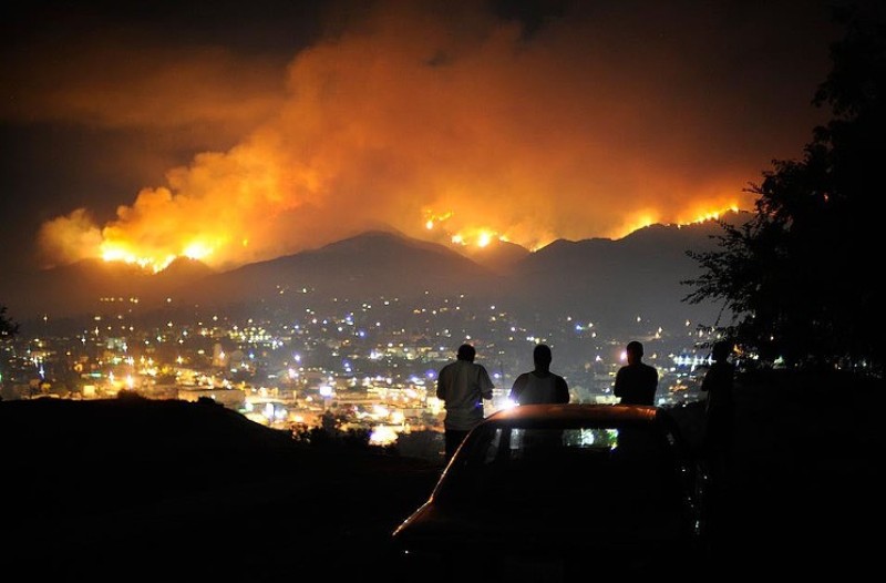 Οι φλόγες απειλούν χιλιάδες σπίτια κοντά στο Λος Άντζελες - Media