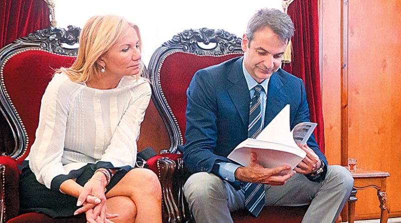 Μαρέβα Μητσοτάκη υπέρ Μπέτυς: Αν ενοχλεί ο πρωθυπουργός, ας κριτικάρουν τον ίδιο, όχι τη γυναίκα του - Media