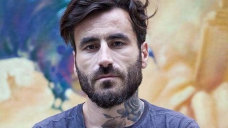Κοσμοσυρροή για ένα τατουάζ από τον Γιώργο Μαυρίδη - Περιμένουν μέσα στη βροχή (Video) - Media