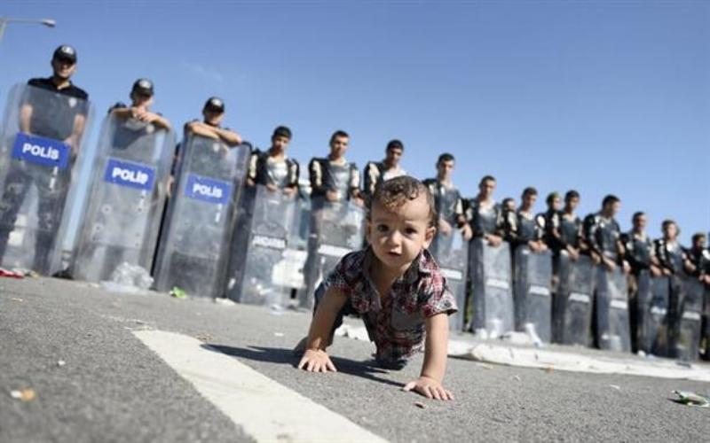 Γιούνκερ: Η συμφωνία της Ευρώπης με την Τουρκία για τους πρόσφυγες βρίσκεται στο χείλος του γκρεμού - Media