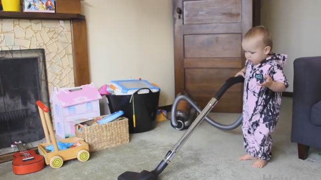 Τεχνικές για γονείς: Πως θα κάνετε ένα μωρό να καθαρίσει το σπίτι (Video) - Media