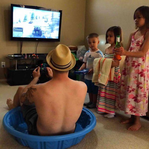 Όταν ένας μπαμπάς μένει μόνος με το παιδί του… (Photos) - Media