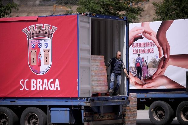 Αλληλεγγύη από την Μπράγκα: Πρόσφεραν 83 τόνους τροφίμων για τους πρόσφυγες στην Ελλάδα - Media