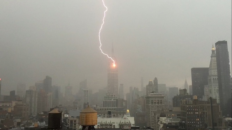 Κεραυνός χτυπά το Empire State Bulding στη Νέα Υόρκη (Video) - Media