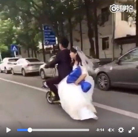Η νύφη έπεσε από το σκούτερ κι ο γαμπρός ούτε το κατάλαβε και συνέχισε (Video) - Media