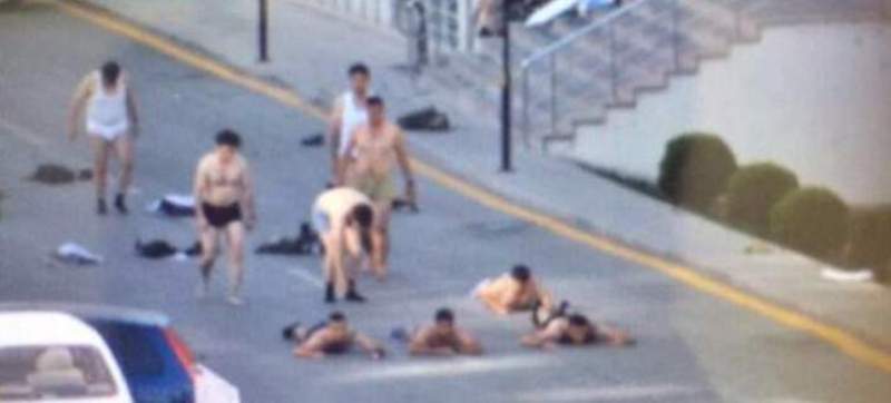 Συγκλονιστικές εικόνες: Πραξικοπηματίες παραδίδονται ημίγυμνοι στην αστυνομία  - Media
