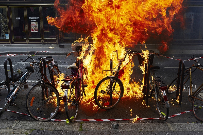 Νέες «φωτιές» στα παρισινά προάστια - Media