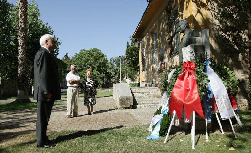 Στεφάνι στο πρώην στρατόπεδο ΕΑΤ-ΕΣΑ κατέθεσε ο ΠτΔ - Media