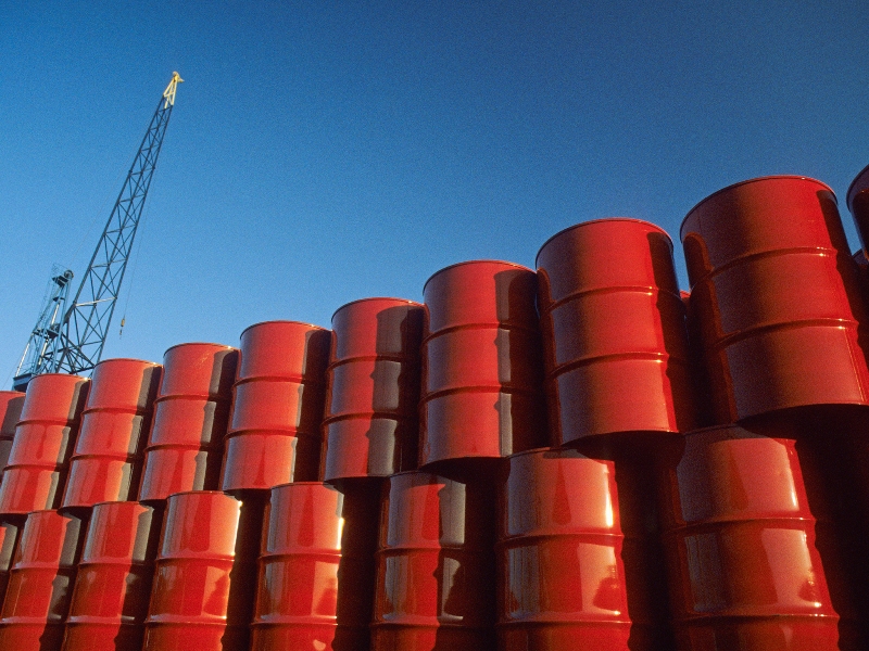 Η πλεονάζουσα προσφορά βύθισε σε χαμηλό 30ετίας την τιμή του πετρελαίου  - Media