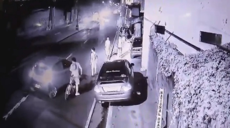 Οδηγός πυροβολεί και δολοφονεί εν ψυχρώ ποδηλάτη, στη μέση του δρόμου για ασήμαντη αφορμή (Σκληρό video) - Media