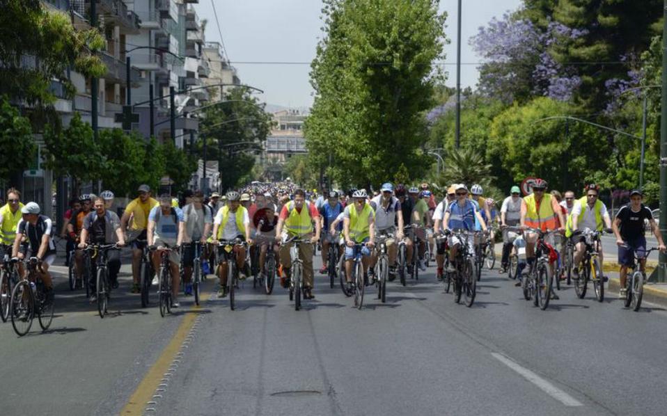 Θεσσαλονίκη: Αυτοκίνητο παρέσυρε ποδηλάτες - Δύο τραυματίες - Media