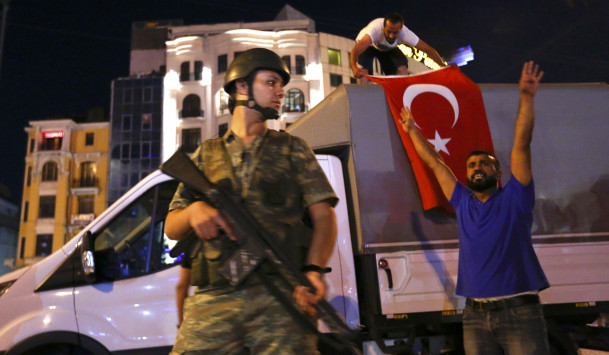 Το αποτυχημένο πραξικόπημα που άλλαξε την Τουρκία: Ένας χρόνος από τα γεγονότα που δημιούργησαν το «σουλτανάτο» του Ερντογάν (Video) - Media