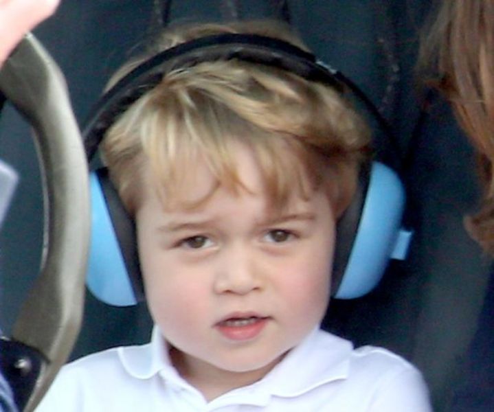 Ο πρίγκιπας Τζορτζ είναι τριών ετών και «οδηγεί» μαχητικό αεροσκάφος! (Photos) - Media