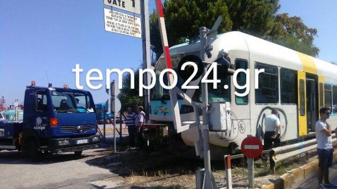 Πάτρα: Αυτοκίνητο ακινητοποίησε τον προαστιακό (Photos -Video) - Media