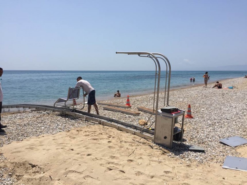 Ντροπή: Άγνωστοι κατέστρεψαν τη ράμπα για ΑμΕΑ που οδηγεί στη θάλασσα, στη Σκάλα Κεφαλονιάς - Media