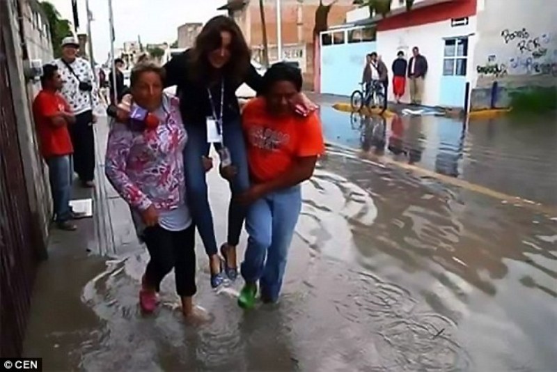 Μεξικανή ρεπόρτερ έβαλε να την... κουβαλήσουν για να μην βραχεί! (Photos) - Media