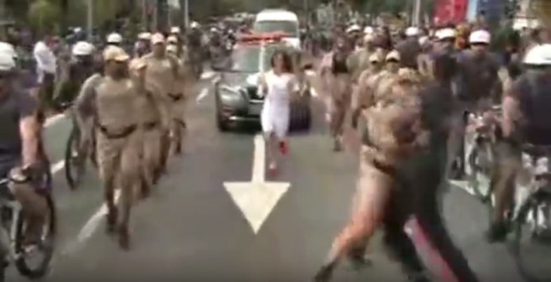 Ρίο: Προσπάθησε να αρπάξει την Ολυμπιακή δάδα και συνελήφθη (Video) - Media