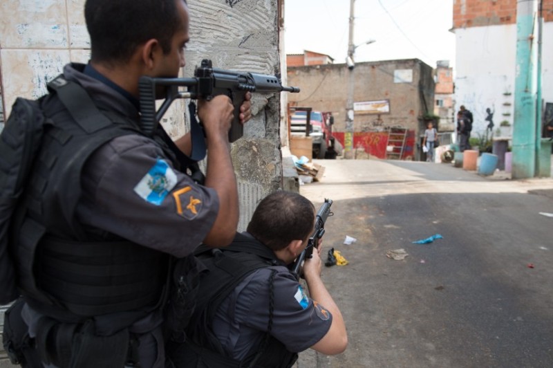 Οι αστυνομικοί στο Ριο, πρώτα σε πυροβολούν και μετά σου φωνάζουν «Ψηλά τα χέρια» (Video) - Media