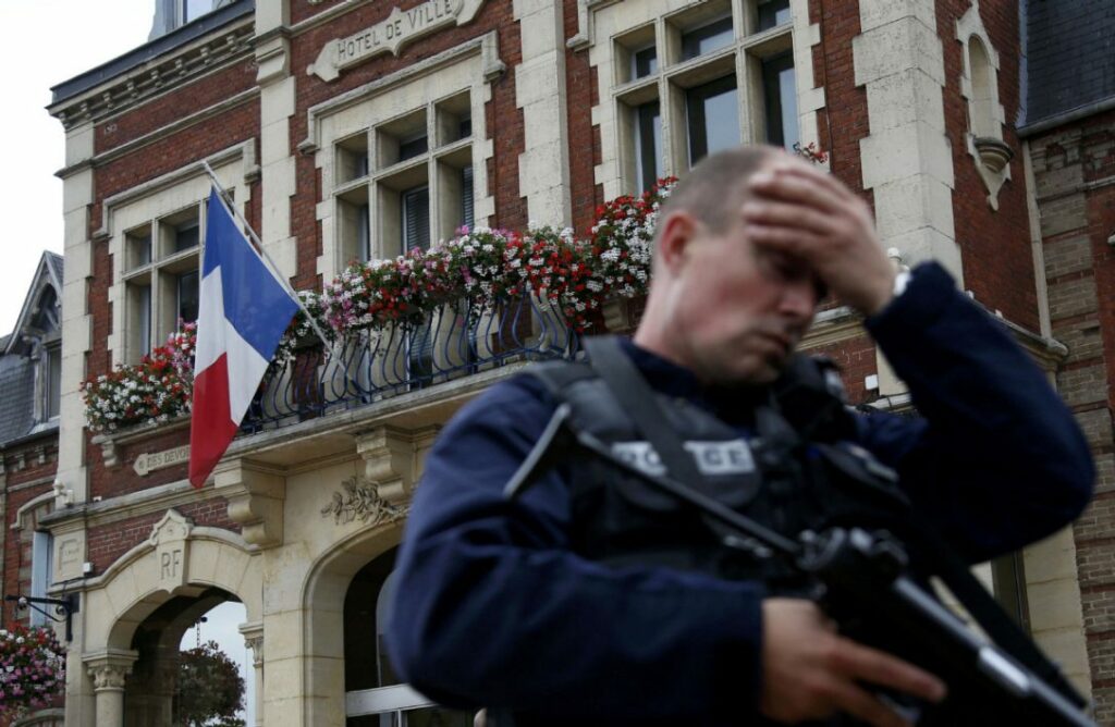 Τρόμος και οργή στη Γαλλία - Ανησυχία για θρησκευτικό πόλεμο - Media