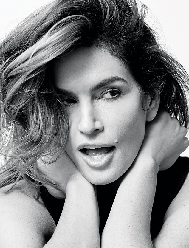 Η Σίντι Κρόφορντ ποζάρει με το μπουρνούζι της και αποθεώνεται στο Instagram - Media