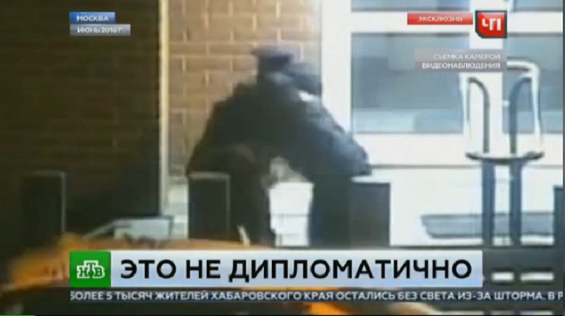 Άγριο ξύλο στα σκαλοπάτια της πρεσβείας των ΗΠΑ, ανάμεσα σε διπλωμάτη και Ρώσο αστυνομικό (Video)  - Media