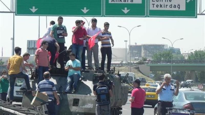 Συνέβη και αυτό!Τράβαγαν selfie πάνω στα τανκ στο Βόσπορο (Photos) - Media