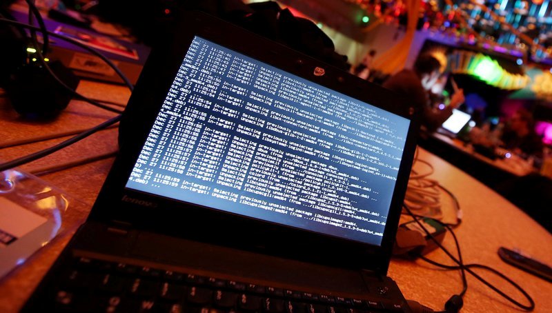 Τα επτά πράγματα που, αν κάνετε στο Διαδίκτυο, μπορούν να σας μπλέξουν με το νόμο - Media