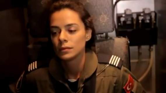 H όμορφη Τουρκάλα πιλότος F-16 που... ζαλίζει (Video) - Media