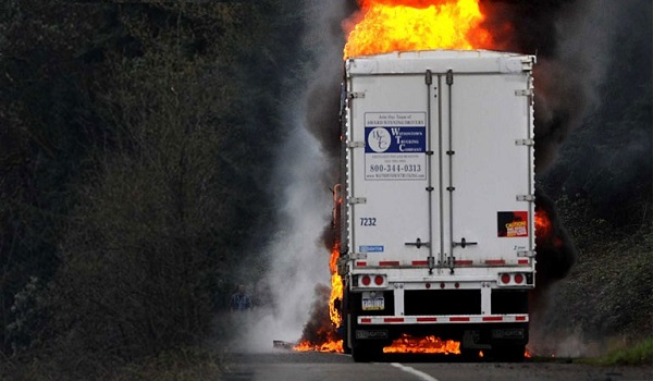 Γέμισε η Εθνική με καμένα παπούτσια - Πυρκαγιά σε φορτηγό στα Καμένα Βούρλα - Media