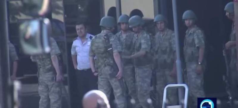 Παραδόθηκαν και οι στρατιώτες που είχαν καταλάβει το TRT (Video) - Media