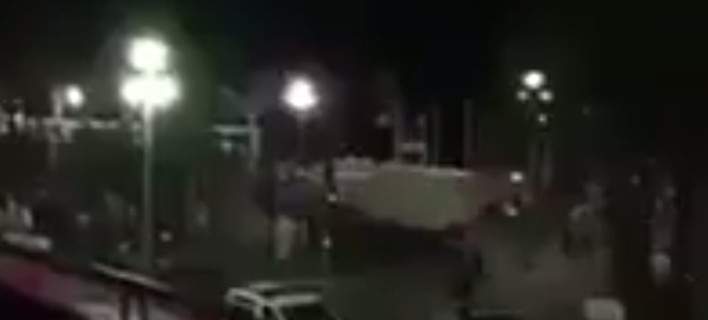Η ανατριχιαστική στιγμή που το φορτηγό πέφτει πάνω στο πλήθος και σκορπάει το θάνατο (Video) - Media