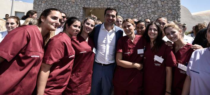 Αγκαλιές, φιλιά και selfies με Τσίπρα στην Σαντορίνη (Photos) - Media