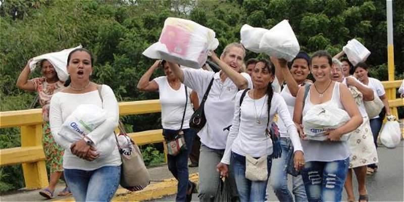 Σε οριακό σημείο η Βενεζουέλα: 500 γυναίκες εισέβαλαν στην Κολομβία για να αγοράσουν τρόφιμα (Photos - Video) - Media