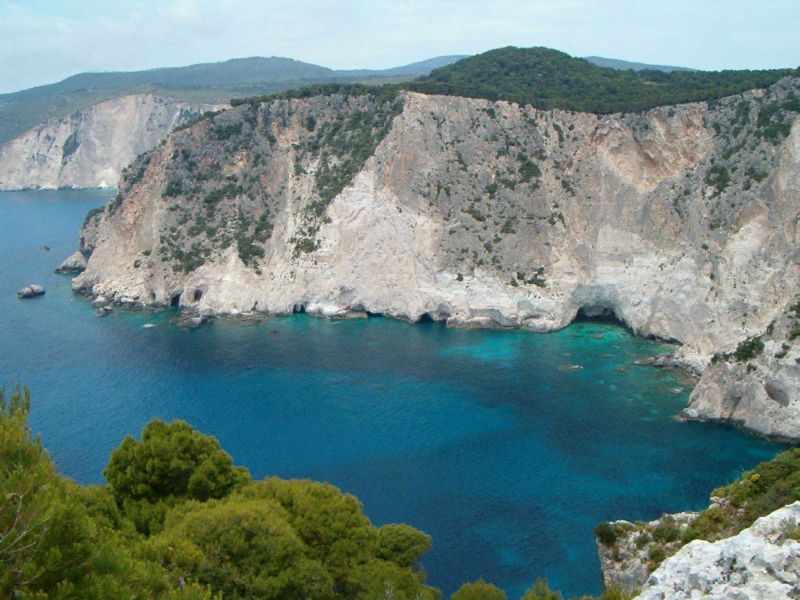 Παραλίγο τραγωδία στη Ζάκυνθο - Βράχος αποκολλήθηκε και χτύπησε τουρίστρια στο κεφάλι - Media