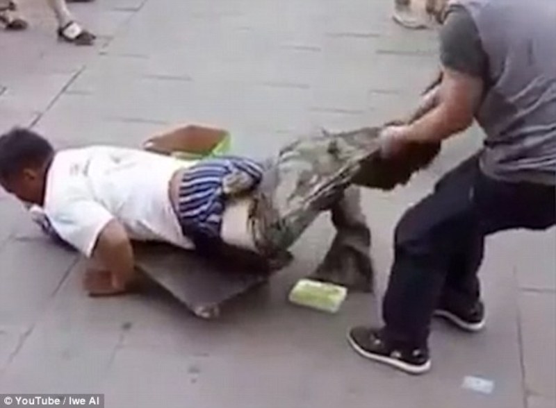 Ο «ανάπηρος» ζητιάνος, έκρυβε τα πόδια του μέσα στο… εσώρουχο του – Τον ξεγύμνωσαν οι περαστικοί (Video) - Media