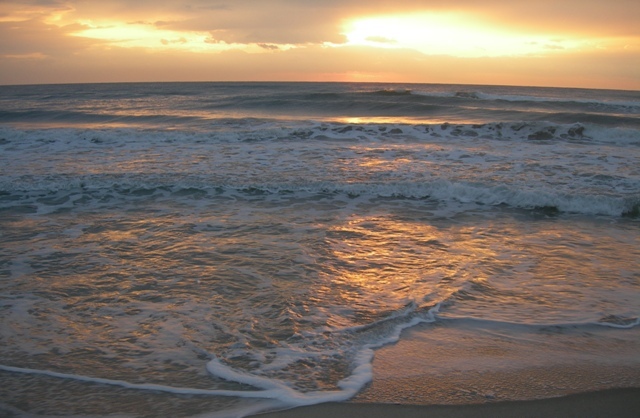 Μαγνησία: Εκεί που κολυμπούσαν είδαν ένα αυτοκίνητο στην θάλασσα - Ξήλωνε ομπρέλες με ταχύτητα (Photos) - Media