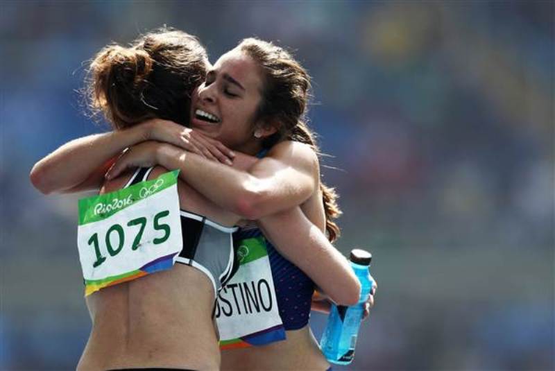 Δυο αθλήτριες των 5.000μ δείχνουν στον κόσμο τι σημαίνει Ολυμπιακό πνεύμα (Video-Photos)  - Media