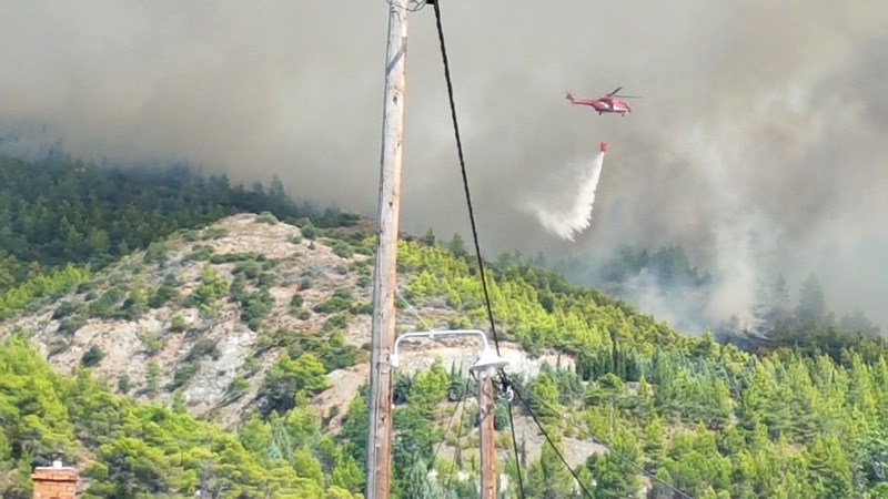 Κερδίζεται η μάχη με τις φλόγες στην Εύβοια - Υπό έλεγχο η μεγάλη πυρκαγιά στη Λίμνη - Media