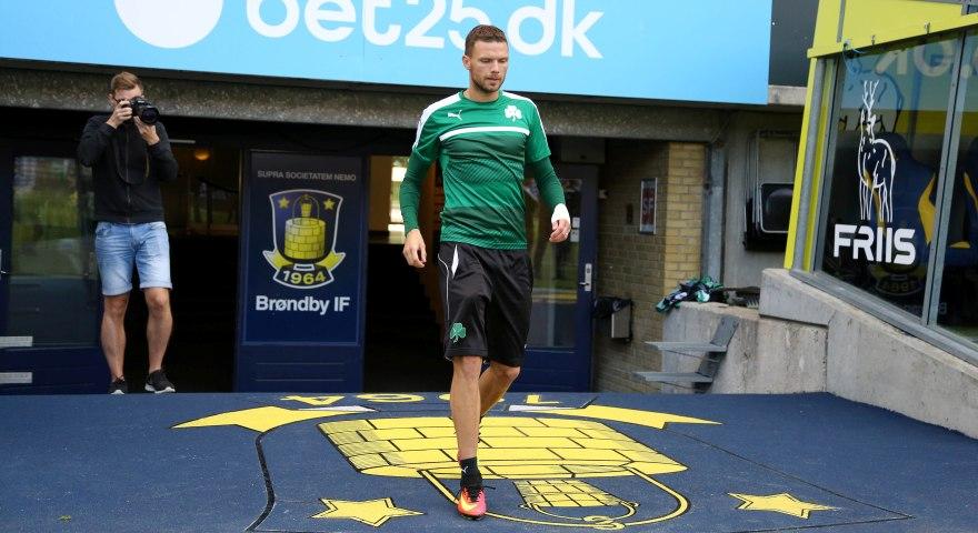 Το προκλητικό πανό των οπαδών της Μπρόντμπι - Δείχνει τον «αποκεφαλισμό» του Μπεργκ από τον Φίρι (Photo) - Media